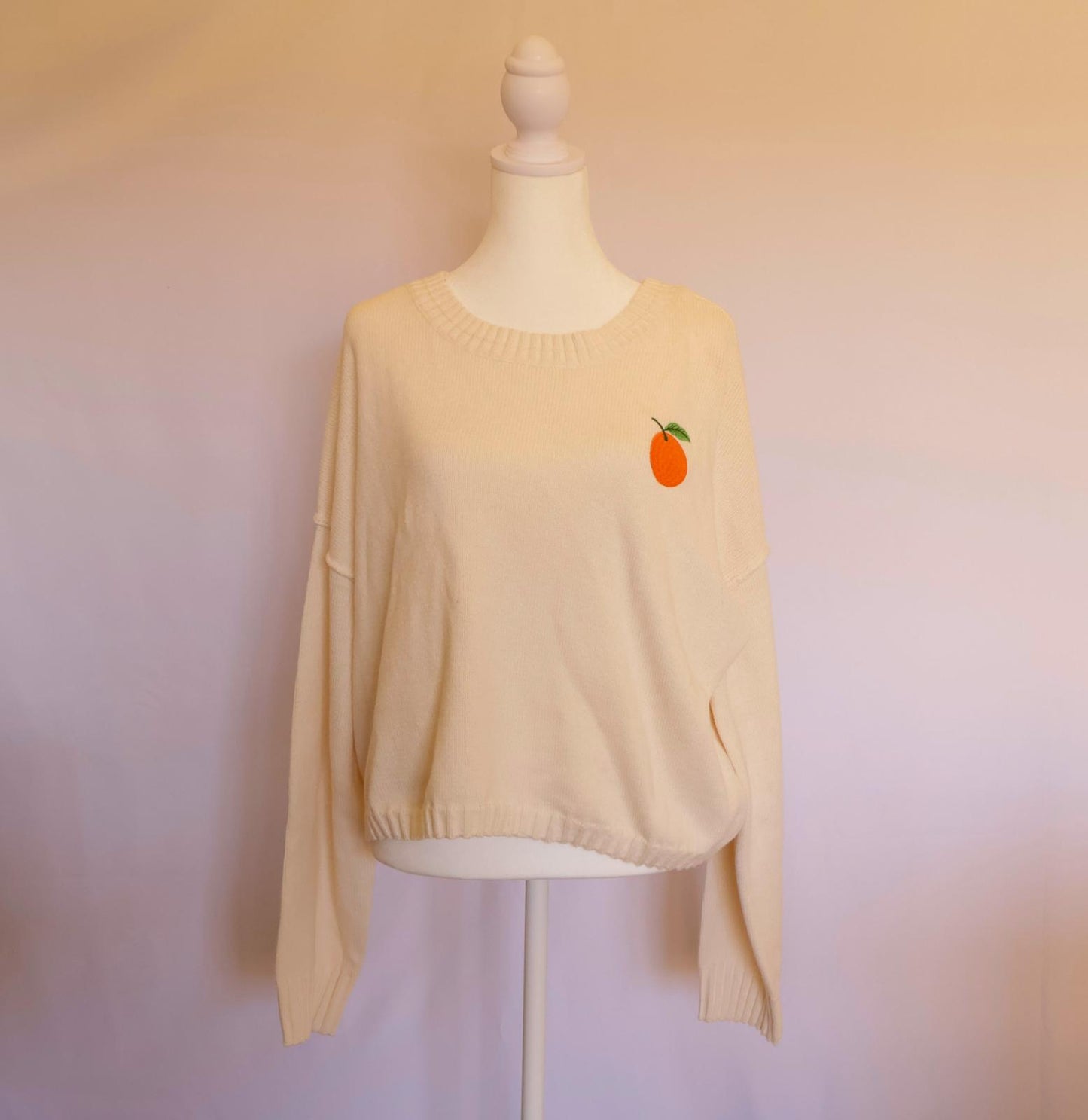 Suéter manga larga crema c/naranja